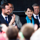16. juni: Kronprins Haakon er til stede under folkefesten til ære for Aung San Suu Kyi på Rådhusplassen utenfor Nobels Fredssenter. Her er fredsprisvinneren flankert av Kronprins Haakon og Nobelkomiteens leder, Thorbjørn Jagland (Foto: Vegard Grøtt / NTB scanpix)